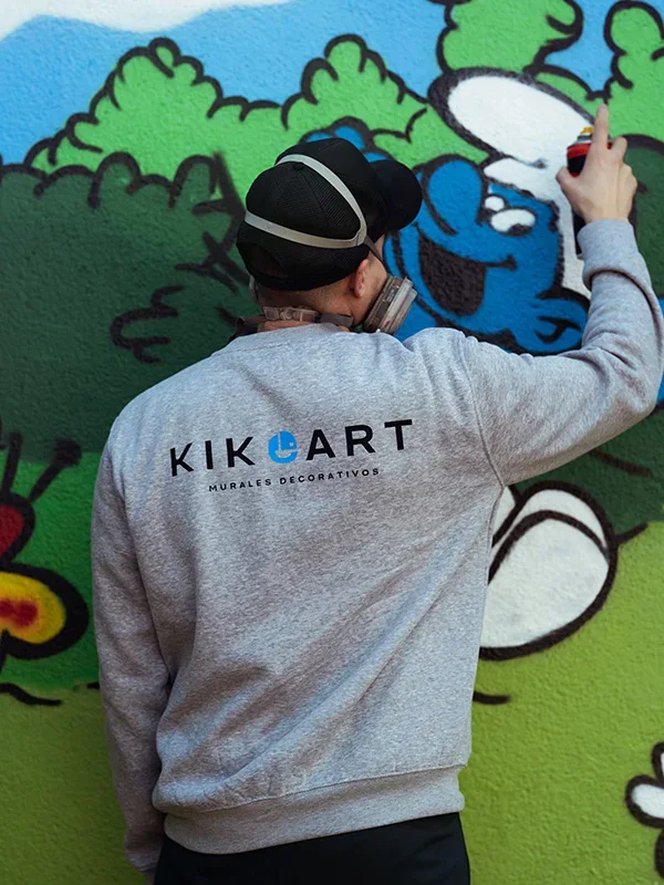 Kike pintando un mural con spray