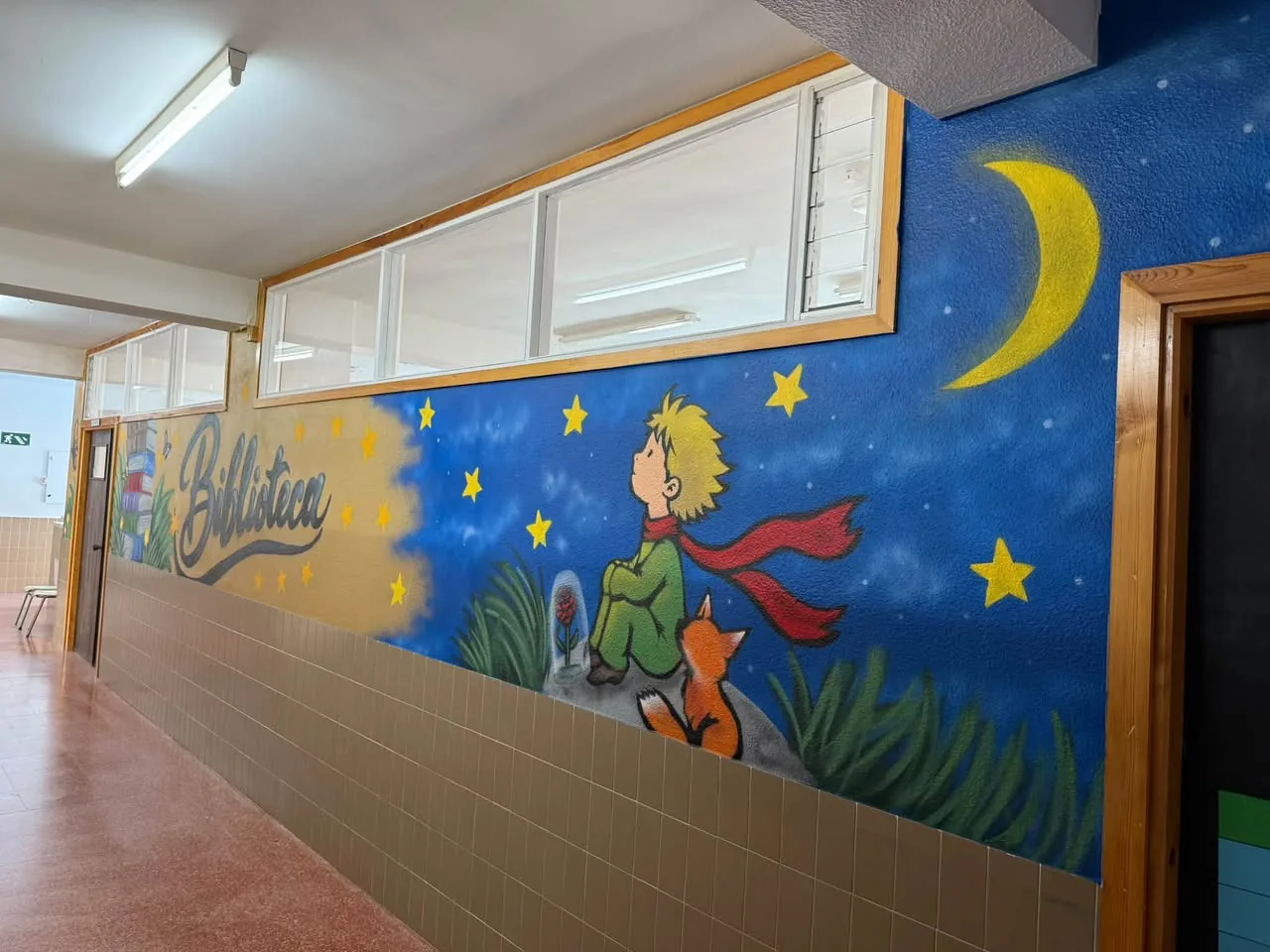 Mural interior en la biblioteca de un colegio, pintado por KikeArt