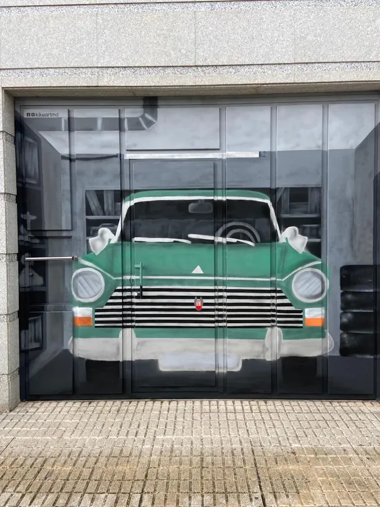 Cochera con coche clásico