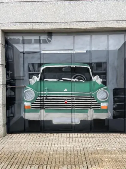Cochera con coche clásico