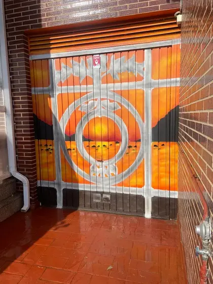Persiana con logo al atardecer