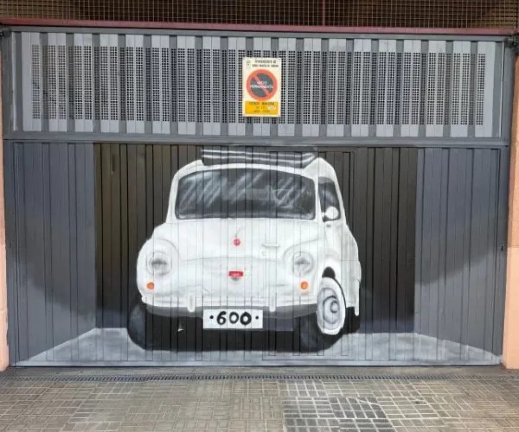 Coche blanco en cochera