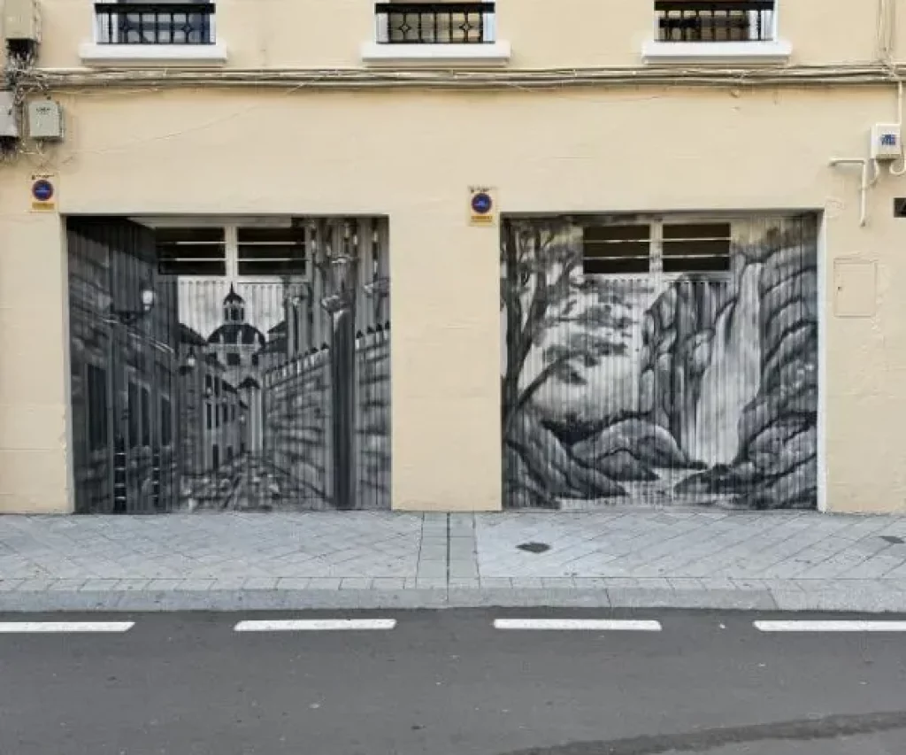 Mural blanco y negro en cochera