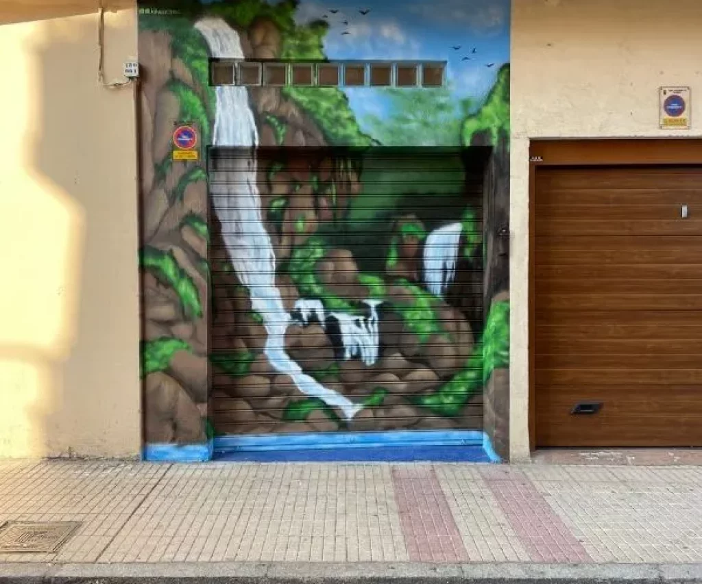 Mural de cascada en cochera