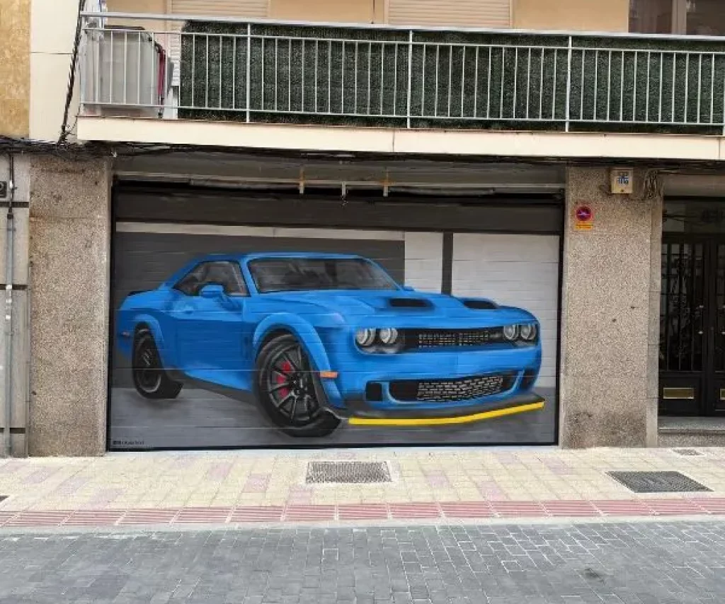 Cochera con coche azul