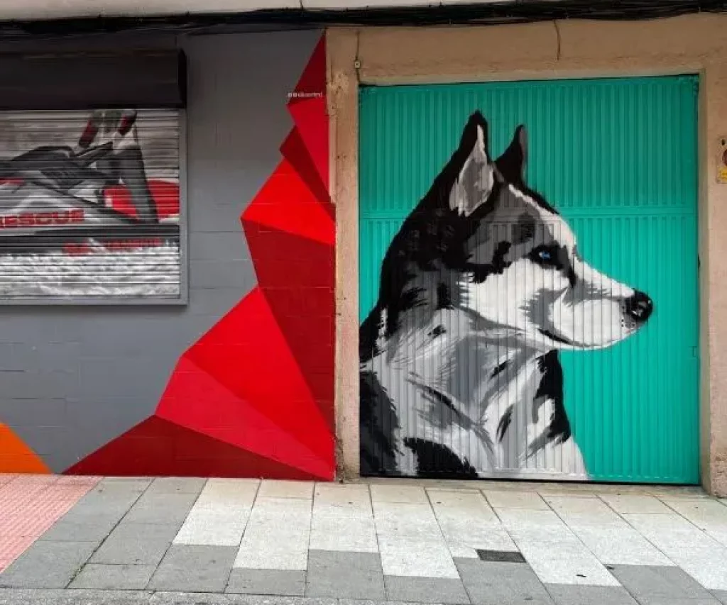 Cochera azul con perro