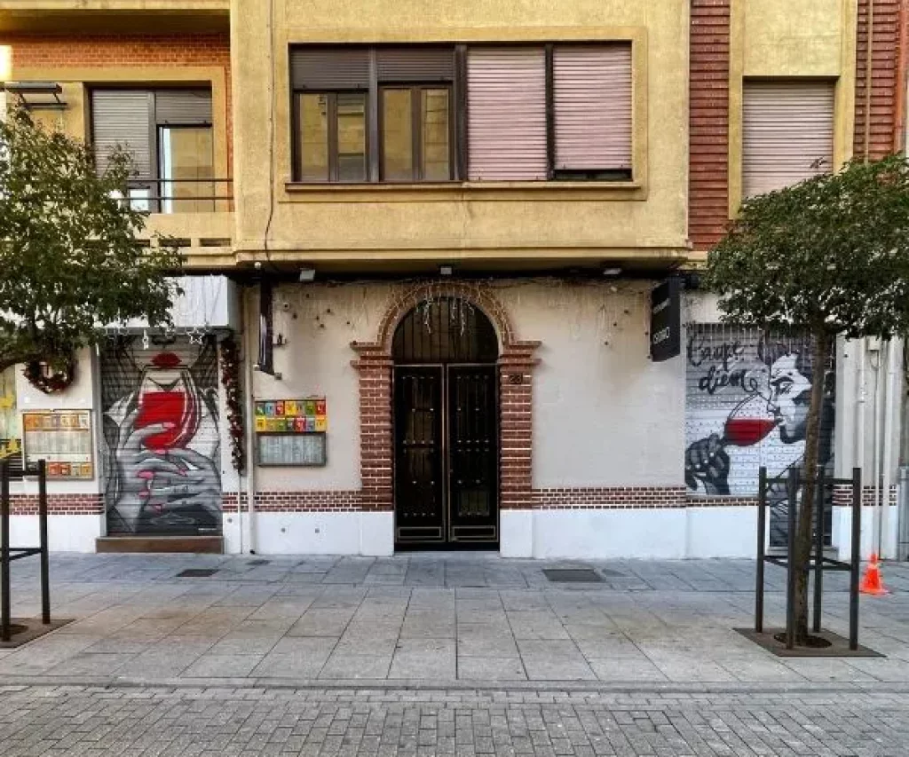 Mural de copas de vino