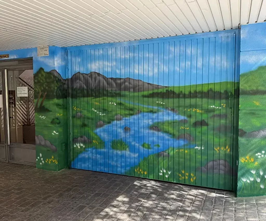 Mural en portal: naturaleza que da la bienvenida